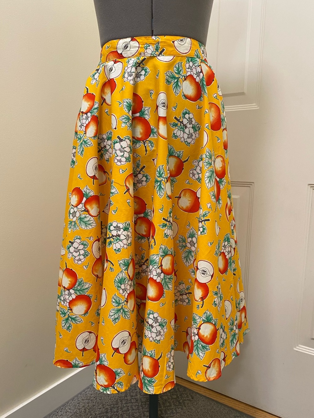 Hell Bunny Women’s Cotton Circle Gold Skirt size large